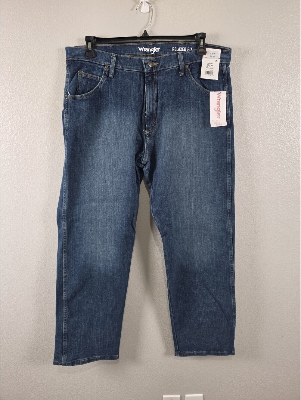 Mens Wrangler Relaxed Fit Free Stretch 36x30 Medium Stone NWT Denim Jeans NEW